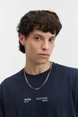 Remera lila de manga corta con cuello redondo y estampado pequeño en el pecho.