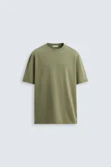 Camiseta verde militar de corte recto, cuello redondo y manga corta.