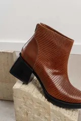 Botines negros de cuero con estampado de cocodrilo, taco cuadrado y cierre lateral con cremallera.