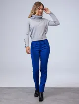 Pantalón de gabardina elastizada color marrón claro, marca Zac & Rachel, corte slim, con pretina con pasadores, botón y cierre. Delantera con tres bolsillos y trasera con bolsillos ojal.