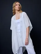 Kimono blanco de gasa con apliques de brillos, marca Jessica Mc Clintock.