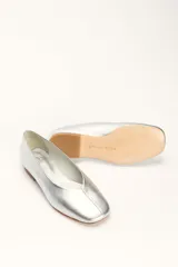 Chatas negras de cuero vacuno, con punta fina y taco bajo de 1.2 cm.