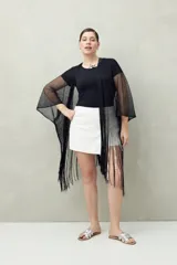 Poncho abierto negro de tejido de red con flecos largos.