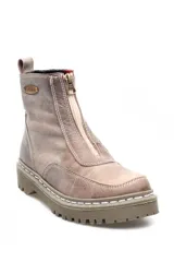 Bota corta color taupe de cuero, con suela cosida de 3 cm y cierre frontal con cremallera. Forrada con felpa.