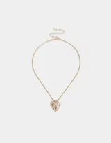 Cadena dorada con dije de corazón dorado adornado con strass de colores.