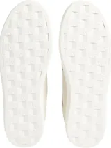 Zapatillas urbanas Calvin Klein Jeans color blanco con detalles en gris y logo CK en verde oscuro.