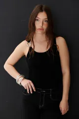 Musculosa blanca con breteles finos y detalle metálico en uno de los breteles.