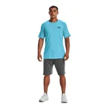 Remera celeste de Under Armour, corte clásico, mangas cortas y logo estampado en el pecho.