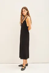 Vestido midi negro de viscosa con breteles de encaje y detalle de tachas termo adhesivas en el escote y ruedo.