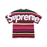 Camiseta Supreme con rayas horizontales en colores rosa, amarillo, verde y negro. Logotipo de Supreme en blanco con efecto intarsia en el frente.