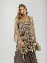 Poncho calado color dorado con flecos y lurex.