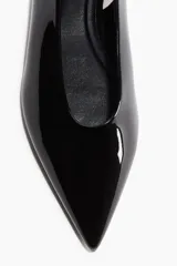 Zapatos destalonados negros charol con punta fina y tira elástica atrás.