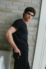 Pack de dos remeras negras de algodón con cuello en V y etiqueta de la marca en el cuello.