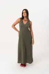 Vestido largo color verde militar, sin mangas y con escote en V.