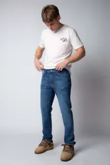 Pantalón de jean gris oscuro, de corte recto, con bolsillos delanteros y traseros.