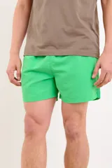 Short de baño verde liso con cintura elástica.