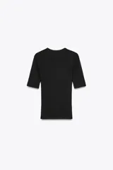 Camiseta verde oliva de algodón con escote en pico, corte slim fit y mangas tres cuartos con dobladillo.