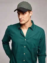 Camisa color ladrillo de corte clásico, con cuello abotonado, manga larga y bolsillo en el pecho. Confeccionada en tejido de lino y algodón.