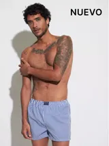 Bóxer de algodón a rayas verticales azules y blancas, con cintura elastizada.