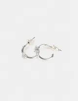 Aros argollas bañadas en plata con circonita cúbica y cierre de tope a presión.