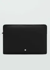 Funda negra para laptop con cierre de cremallera y logo circular plateado en la parte inferior.