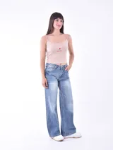 Musculosa color beige con tirantes finos y estampado de cerezas.