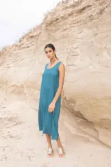 Vestido midi color camel, sin mangas y de corte recto.