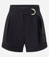 Short negro de corte sastrero, cintura alta con cinturón con hebillas dobles de estilo media luna.