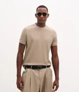 Remera slim fit de algodón color beige, con cuello redondo, manga corta y textura acanalada.