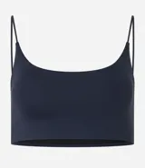 Top deportivo negro con escote ovalado y tirantes finos.