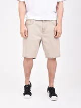 Bermuda blanca de jean de corte recto.