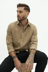 Camisa de manga larga color beige, de corte clásico y fit regular.