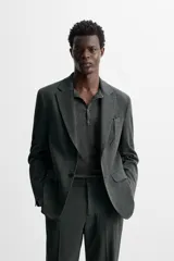 Blazer regular fit confeccionado en tejido con 17% de lana. Cuello con solapas de muesca. Manga larga acabada en puño con detalle de botones. Bolsillo de vivo en pecho y de solapa en cadera. Detalle bolsillo interior. Bajo con aberturas en espalda. Cierre frontal con botones.