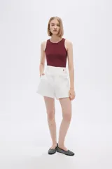 Body blanco sin mangas de poliamida, liso, al cuerpo, con broches y cuello halter.