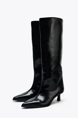 Bota de caña media color negro, de cuero sintético, con punta fina y taco kitten.