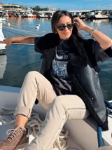 Chaleco marrón con interior de corderito, exterior simil cuero con textura, corte XL, fit relajado, bolsillos amplios y cuello envolvente.