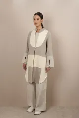 Camisa larga color beige con cuello mao y manga larga con tajo y botón. Diseño con mix de telas lisas y a cuadros.