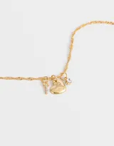 Cadena dorada con dije de strass y corazón de metal.