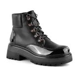Bota de caña baja color negro, con cordones y suela track.