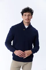 Sweater azul marino de punto con cuello cruzado y cierre de un botón.