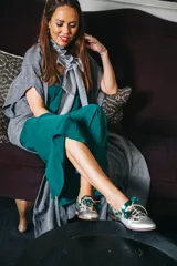 Zapato blucher plateado con estampado animal print, cordones y detalle de flor en el final del cordón. Interior 100% piel y suela de cuero. Incluye plantilla de lana y piel.