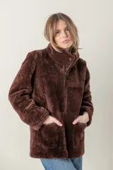 Campera marrón de cuero gastado con cuello de piel sintética.