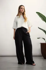 Remera color verde agua, de corte holgado y mangas cortas con dobladillo.