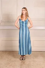 Vestido largo con estampado de ondas verticales en tonos azules y lurex, con cuello volcado y espalda baja.