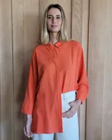 Camisa naranja de corte holgado, con cuello clásico y mangas 3/4.