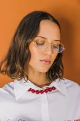 Collar de cuentas esféricas grandes, alternando colores turquesa y naranja quemado.