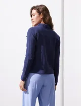 Campera de algodón azul marino, marca Dash. Con cuello solapa, abertura central con botones y bolsillos delanteros.