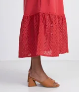 Vestido largo blanco de algodón con tirantes finos, escote cuadrado, detalles de laise en escote y ruedo, y lazo trenzado para atar en la cintura.