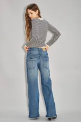 Jean de denim azul oscuro con tiro medio y pierna recta. Presenta un diseño diferencial de doble cintura superpuesta con cierre y botón metálico.