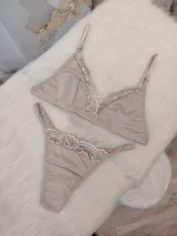 Conjunto de ropa interior color nude, compuesto por un corpiño triangular de algodón con detalles de encaje y una tanga a juego.